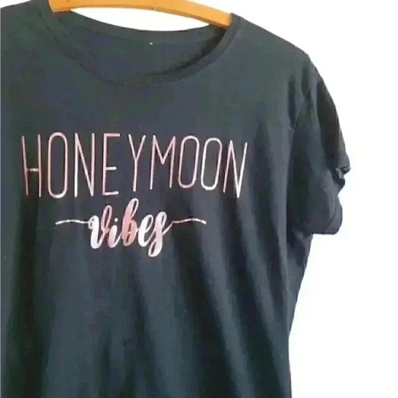 Honeymoon vibes short sleeve Scoopneck black t-shirt Graphic Tee - Picture 3 of 7